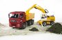 MAN vrachtwagen en Liebherr graafmachine